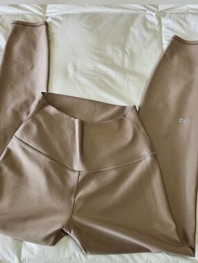 Alo Yoga Airlift high-waist leggings in a taupe / Beige